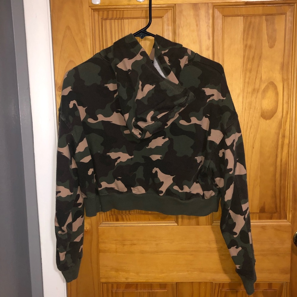 Comfy Cropped Camo Hoodie. Size medium
